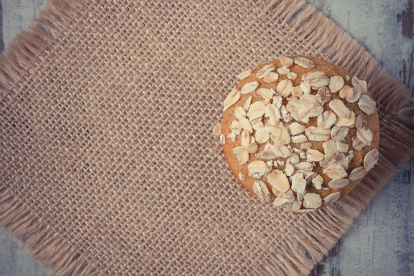 Yulaf ezmesi ile taze kek pişmiş kepekli un ile lezzetli sağlıklı tatlı, jüt tuval üzerine metin için kopya yer