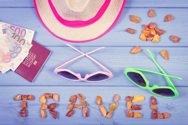 Foto vintage, viaje de la palabra y la forma del sol, gafas de sol y sombrero de paja, pasaporte con monedas euro, hora de verano — Foto de Stock