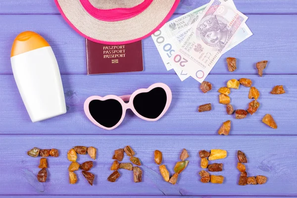 Viaje de palabra con forma de sol, gafas de sol, loción solar, sombrero de paja, pasaporte con dinero polaco — Foto de Stock