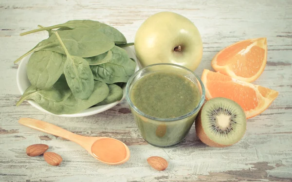 Vintage Fotoğraf, malzemeler ve ıspanak ahşap zemin, sağlıklı beslenme üzerine gelen taze kokteyl