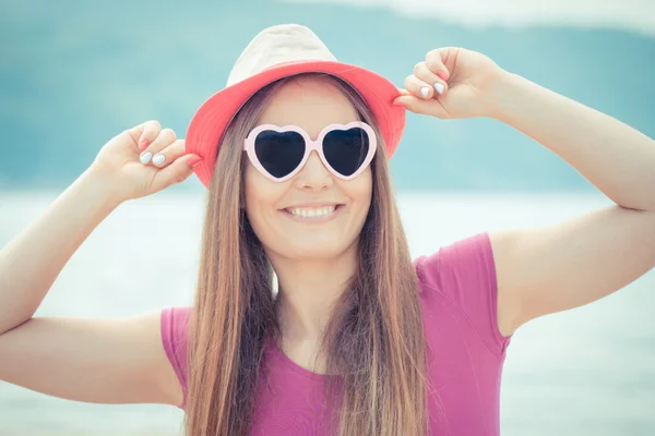 Chica feliz turista en sombrero de paja y gafas de sol en la playa, tiempo libre en la playa — Foto de Stock