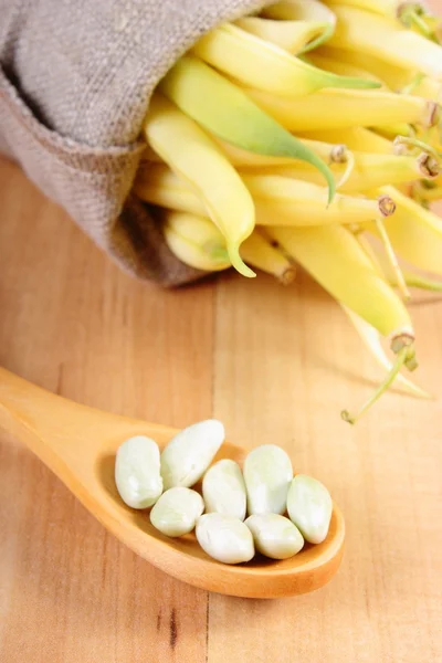 Nasiona i sterty żółta fasoli w torby juty, zdrowa żywność — Zdjęcie stockowe