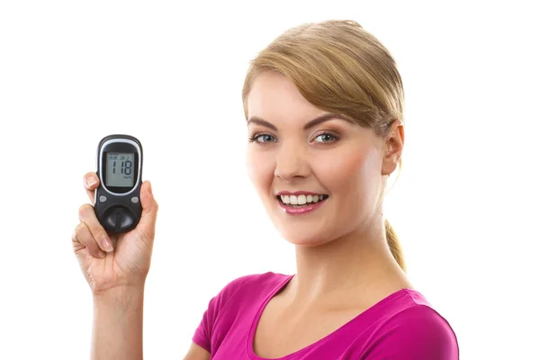 幸福的女人举行血糖仪，检查和测量的糖尿病糖水平，概念 — 图库照片