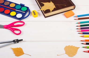 Çerçeve okul aksesuarları, kitap ve panoları, okula geri sonbahar yaprakları