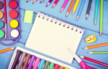 Okul aksesuarları kurullarında başa okul kavramı, metin için yer Not Defteri'nde kopyalayın.