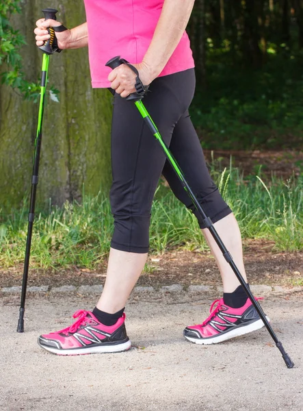 Lábak idősek magas rangú nő gyakorló nordic walkingra, sportos életmód idős korban — Stock Fotó