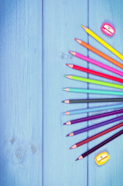 Foto vintage, Lápices de colores y sacapuntas en las tablas azules, accesorios de la escuela, espacio de copia para el texto —  Fotos de Stock