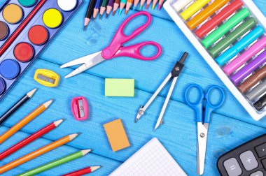 Okul aksesuarları başa okul kavramı mavi kurullarında