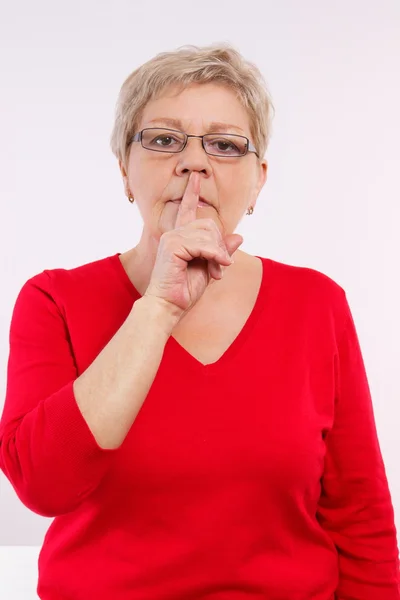 Mujer mayor mostrando señal de silencio en la mano, emociones en la vejez —  Fotos de Stock