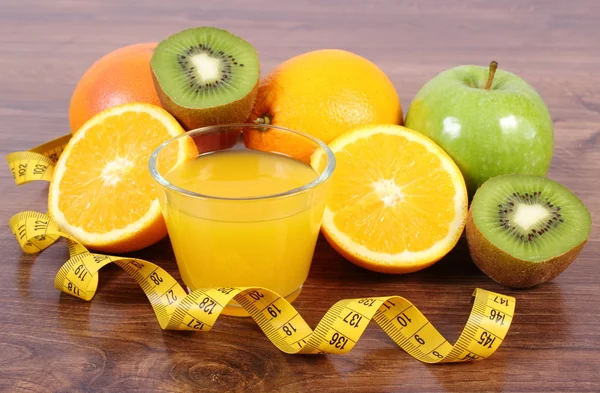 Frutas frescas, jugo y cinta métrica, estilos de vida saludables y nutrición — Foto de Stock