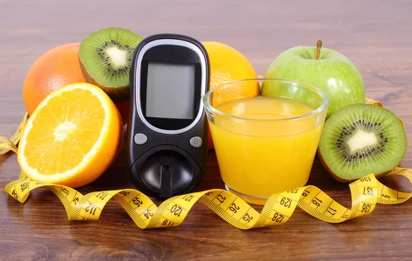 Glucosímetro, frutas, jugo y cinta métrica, estilos de vida y nutrición de la diabetes — Foto de Stock