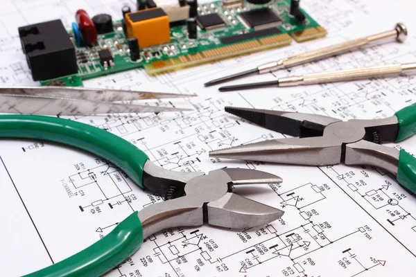 Printed circuit board en precisie tools op diagram van elektronica, technologie — Stockfoto