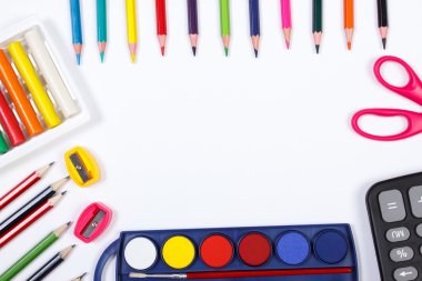 Okul aksesuarları okul kavramı, başa beyaz arka plan üzerinde metin için yer kopyalayın