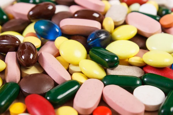 Mucchio di pillole mediche colorate e capsule, concetto di assistenza sanitaria — Foto Stock