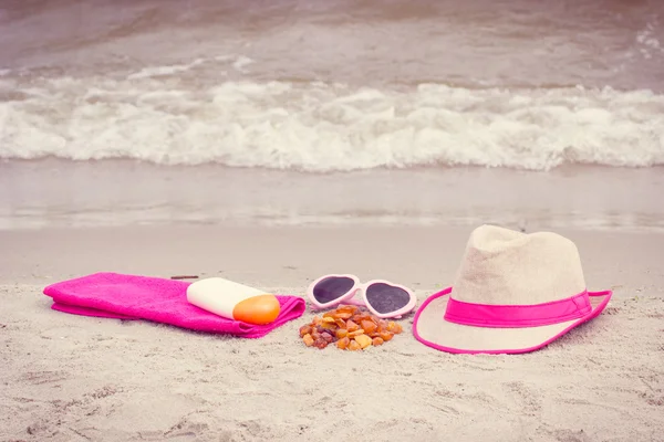 Amber stones and accessories for vacation on sand at beach, sun protection, summer time — Stock Photo, Image