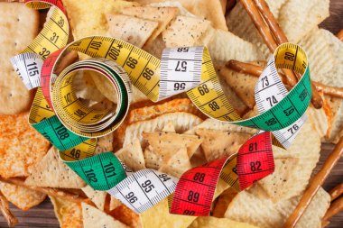 Tuzlu kraker, çerezleri ve breadsticks, sağlıksız yiyecek ve zayıflama kavramı ile santimetre