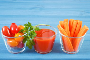 Domates suyu ve mavi masa, sağlıklı beslenme sebze