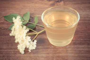 Vintage Fotoğraf, taze sağlıklı meyve suları ve rustik tahta üzerinde mürver çiçekleri