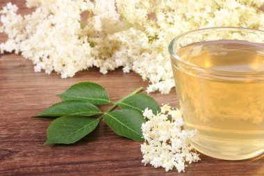 Rustik kurulu taze sağlıklı suyu ve mürver çiçekleri