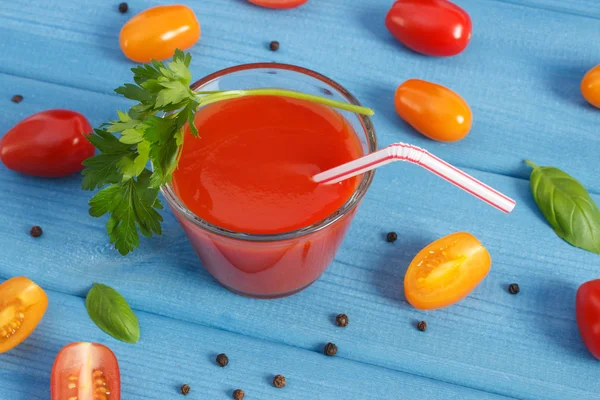 Tomatensap en fruit met specerijen op blauwe bord, gezonde voeding — Stockfoto