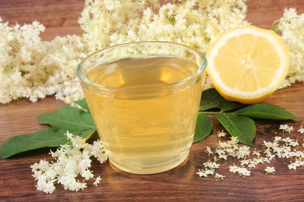 Свежий здоровый сок, бузины и лимон на деревенской доске — стоковое фото