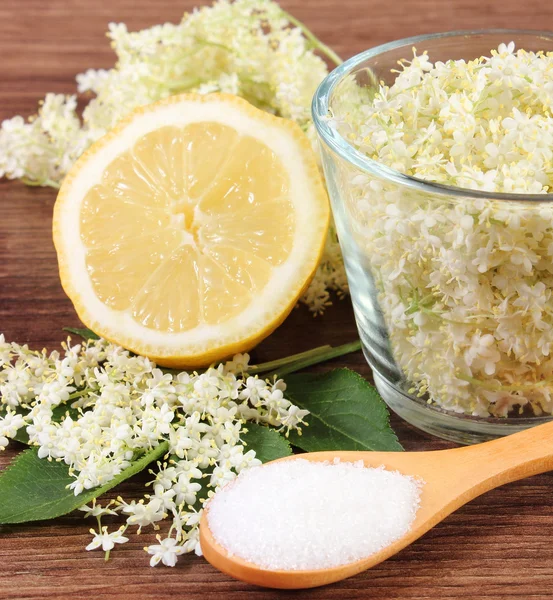 Flores de saúco e ingredientes para preparar jugo en tablero rústico — Foto de Stock