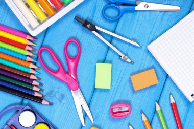 Okul aksesuarları başa okul kavramı mavi kurullarında