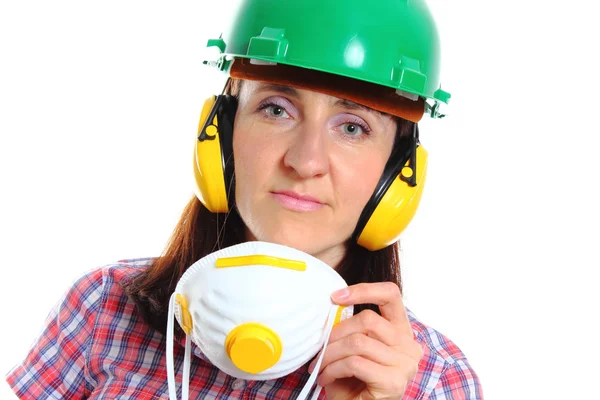 Donna con maschera protettiva indossando casco e cuffie — Foto Stock