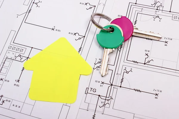 Maison de papier jaune avec les clés de la maison sur le dessin de construction, concept de maison de construction — Photo
