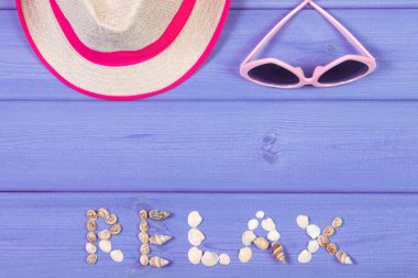 Word relax deniz kabuklarını, güneş gözlüğü ve mor panoları, hasır şapka yapılmış yaz saati, kopya alanı metin için