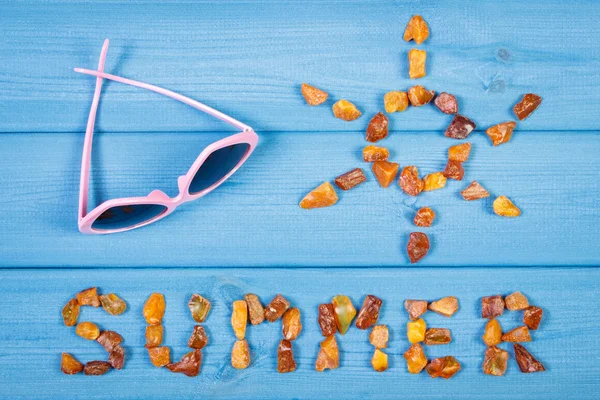Palabra de verano y forma de sol, gafas de sol en tablas azules, hora de verano —  Fotos de Stock
