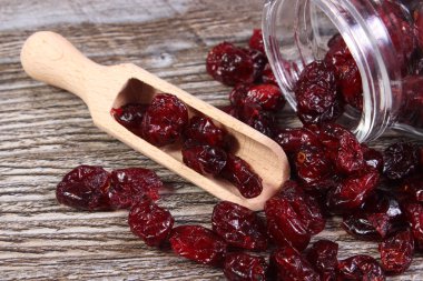 Ahşap masa üzerinde Cam Kavanoz dışarı dökülmesini kızılcık