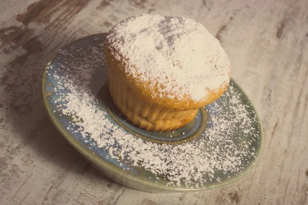 Винтажное фото, свежие кексы с сахарной пудрой на деревянном фоне, вкусный десерт — стоковое фото