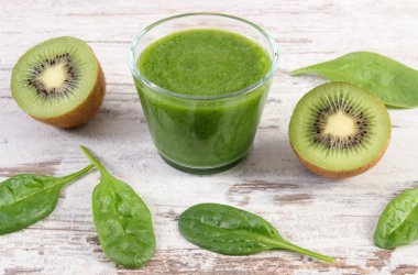 Ispanak ve eski ahşap zemin, sağlıklı beslenme üzerine kivi kokteyl