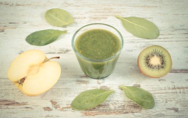 Vintage Fotoğraf, ıspanak, kivi ve ahşap zemin, sağlıklı beslenme üzerine elma kokteyli