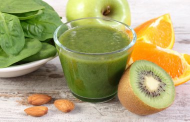 Malzemeler ve ıspanak ahşap zemin, sağlıklı beslenme üzerine gelen taze kokteyl