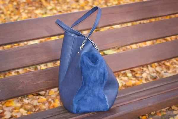 Sac à main femme sur banc dans le parc d'automne — Photo