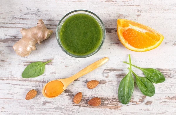 Ingredientes y cóctel fresco de espinacas sobre fondo de madera, nutrición saludable — Foto de Stock