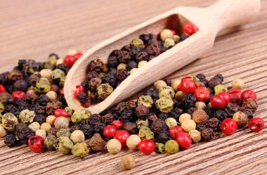 Ahşap zemin üzerine kaşıkla taze renkli biber