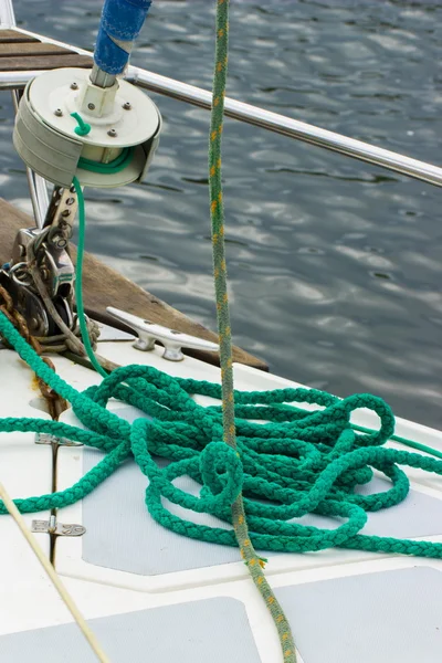 Yachting, grünes Seil an Deck des Segelbootes, Details der Yacht — Stockfoto