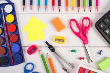 Okul aksesuarları ve beyaz tahtalar üzerinde bina şekli, okul kavramına geri