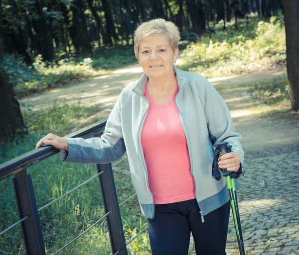 Vintage fotó, idős nő Senior gyakorló nordic walking, sportos életmód — Stock Fotó