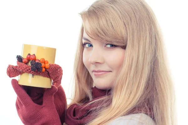 Vintage foto, Smiling meisje in wollen handschoenen bedrijf ingericht kopje thee, herfst decoratie — Stockfoto