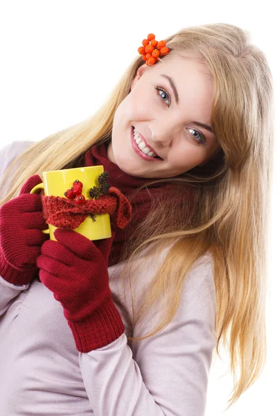 Feliz chica sonriente en guantes de lana sosteniendo la taza de té envuelto bufanda — Foto de Stock