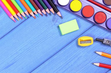 Panolarda okul aksesuarları, okul konseptine geri dön, metin için kopya alanı