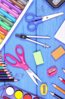 Panolarda okul aksesuarları, okul konseptine geri dön