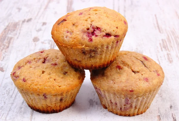 Fresh baked muffins with raspberries, delicious dessert — Stock Photo, Image