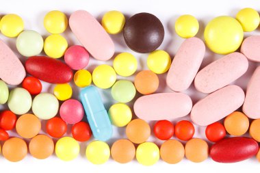 Renkli tıbbi hap ve kapsül beyaz arka planda, sağlık kavramı