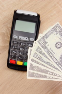 Para birimlerinin dolar ve ödeme terminal, kredi kartı makine üstünde okul sırası, ekonomi kavramı