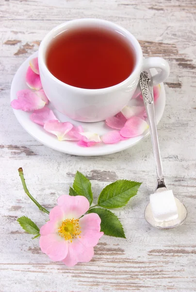 喝杯茶，野生玫瑰花朵上旧仿古木制背景 — 图库照片